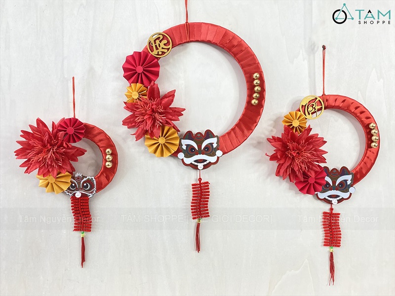 Vòng treo cửa Tết Hoa Cúc Râu ruy băng Đỏ Đầu Lân [Nhẹ - 3 Size] ĐK 16 - 30cm VTC-T-49